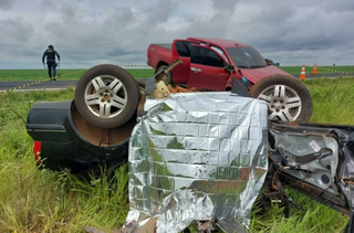 Caminhonete às margens da pista e carro com o corpo da vítima (Foto: O Correio News)