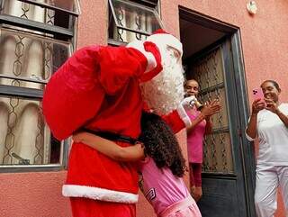 Ana s&oacute; queria um bolo do Papai Noel e a surpresa veio antes do Natal