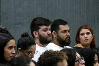 Jean Ocampo, pai e Sophia e o marido, Igor, assistem ao depoimento de Christian (Foto: Henrique Kawaminami)