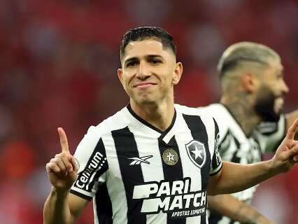 Botafogo vence Inter e fica a um empate de ser campe&atilde;o do Brasileir&atilde;o