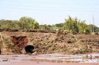 Funcionários no local afetado pelo rompimento da barragem em agosto. (Foto: Arquivo/ Henrique Kawaminami)