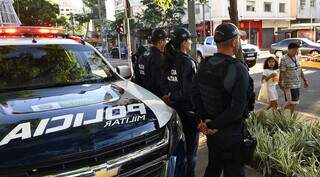 Equipe policial na Rua 14 de Julho, no Centro de Campo Grande (Foto: Divulgação PMMS)