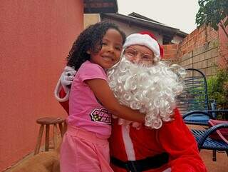 Ana s&oacute; queria um bolo do Papai Noel e a surpresa veio antes do Natal