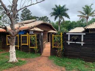 Localizada na Chácara dos Poderes, espaço possui estética de chalé rústico. (Foto: Natália Oliver)