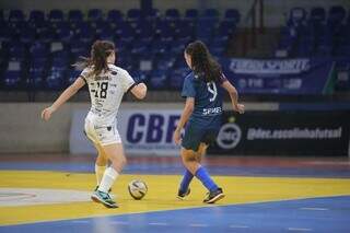 Jogadoras do ACEF Chopinzinho jogando contra Estrela do Norte (Foto: soanovfotografias)