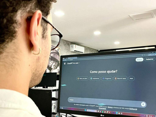 Estudante utiliza do ChatGPT, inteligência artifical de perguntas e respostas. (Foto: Arquivo/Jéssica Fernandes)