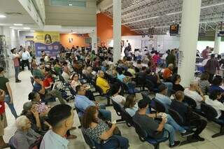 Pessoas aguardando ser atendidas na Central do Cidadão (Foto: Paulo Francis)