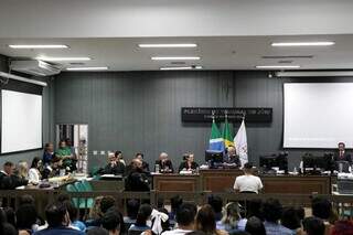 Christina posicionado para depoimento em sessão com sala lotada (Foto: Henrique Kawaminami)