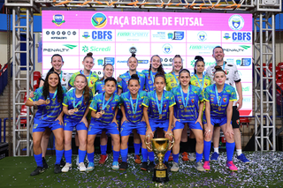 Jogadoras paranaenses comemoram o título da Taça Brasil, em Campo Grande. (Foto: Giovani Neves/CBFS)