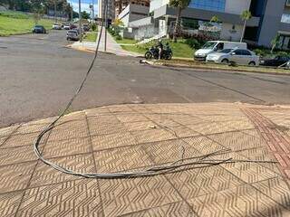 Acidente em cruzamento derruba poste de ilumina&ccedil;&atilde;o p&uacute;blica de avenida