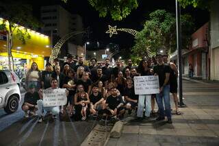 Com cartazes, grupo de empresários alegam que Centro perde a vida sem música. (Foto: Idaicy Solano)