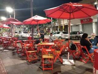 Cadeiras e mesas vazias em bar na Rua 14 de Julho. (Foto: Idaicy Solano)