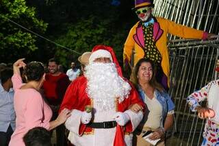 Papai Noel circula ao lado da secretária municipal de cultura, Mara Bethânia Gurgel. (Foto: Enryck Sena)