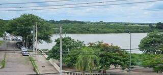 Vista do Rio Paraguai este mês: mesmo com melhora, cenário ainda é de preocupação (Foto/IHP)