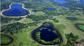 Imagem aérea de salinas e baías alagadas do Parque Estadual do Pantanal do Rio Negro (Foto: Guilherme Rondon/Imasul) 