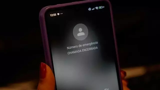 Mulher liga para número de emergência em telefone celular (Foto: Arquivo/Campo Grande News)