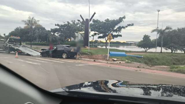 Motorista invade cal&ccedil;ada, carro derruba dois postes e quase cai em lagoa