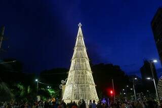 Iluminação natalina foi instalada em pontos distintos do Centro de Campo Grande. (Foto: Enryck Sena)