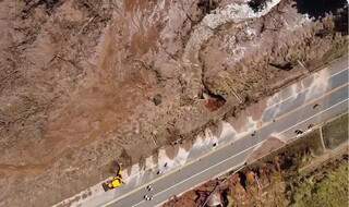 Imagem aérea da BR-163 destruída pelo rompimento da barragem no loteamento de luxo, Nasa Park (Foto: Osmar Veiga)