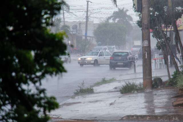 Fim da tarde de sexta tem chuva em bairros de Campo Grande