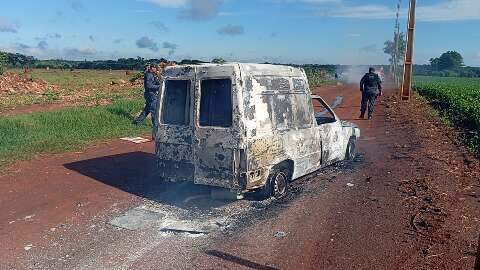 Vazios, dois veículos são encontrados em chamas em estrada vicinal