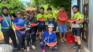 Grupo come fruta para se refrescar com fruta durante trajeto da viagem (Foto: Arquivo Pessoal)