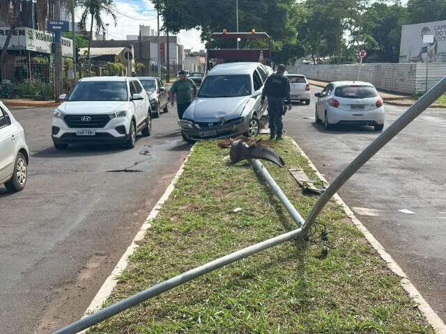 Acidente em cruzamento derruba poste de ilumina&ccedil;&atilde;o p&uacute;blica de avenida