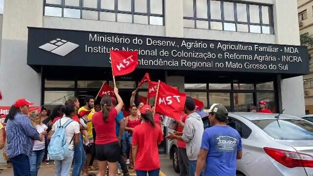 MST desocupa pr&eacute;dio do Incra e aguarda reuni&atilde;o com presidente