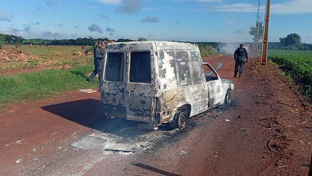 Vazios, dois ve&iacute;culos s&atilde;o encontrados em chamas em estrada vicinal