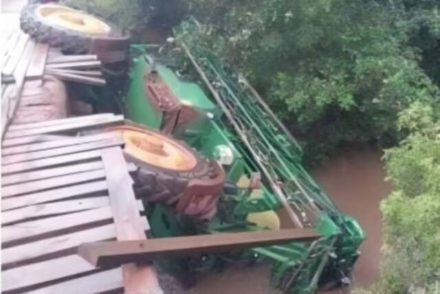 Trator pulverizador cai de ponte e trabalhadores de usina ficam feridos