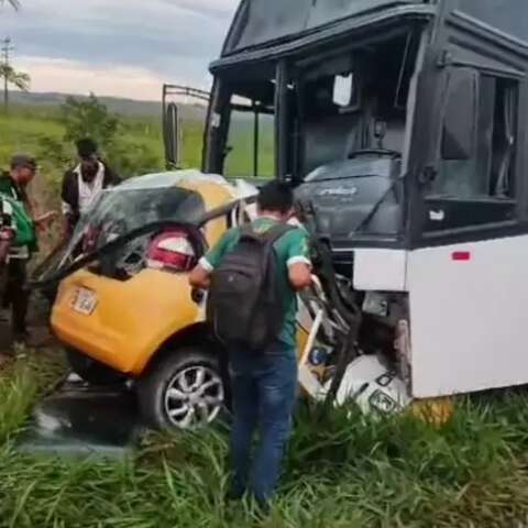 &Ocirc;nibus com 45 passageiros bate em carro e uma pessoa morre na MS-295