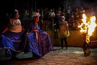 Na beira do rio, festa &eacute; &lsquo;milagre&rsquo; com chifres de fogo e santa paraguaia