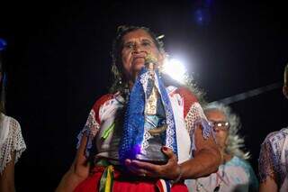 Esmeralda com Nossa Senhora de Caacupé. (Foto: Henrique Kawaminami)