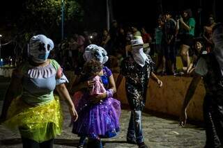 Meninas fantasiadas de mascaritas. (Foto: Henrique Kawaminami)