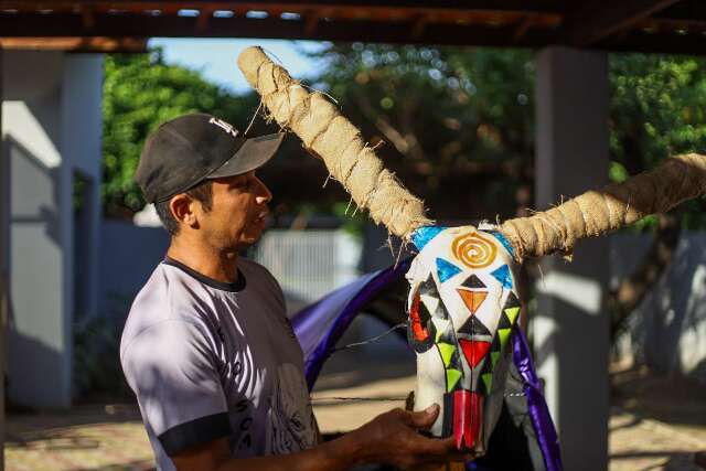 Honrando fam&iacute;lia, John carrega mais de 10 kg &lsquo;incendiados&rsquo; nas costas 