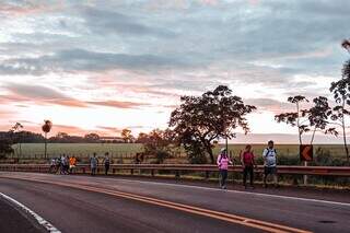 A p&eacute;, centenas de fi&eacute;is &ldquo;madrugam&rdquo; em peregrina&ccedil;&atilde;o de 32 km at&eacute; Terenos