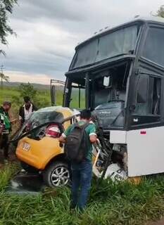 &Ocirc;nibus com 45 passageiros bate em carro e uma pessoa morre na MS-295