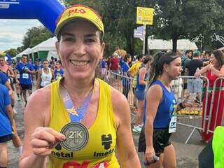 A primeira-dama de Mato Grosso do Sul, Mônica Riedel, com medalha pelo desempenho da corrida. (Foto: Gabriel Neris)