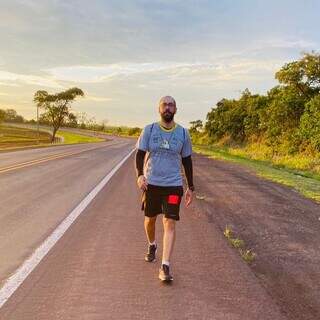 A p&eacute;, centenas de fi&eacute;is &ldquo;madrugam&rdquo; em peregrina&ccedil;&atilde;o de 32 km at&eacute; Terenos