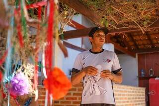 John, um dos voluntários, durante a produção de decoração para a festa. (Foto: Henrique Kawaminami)