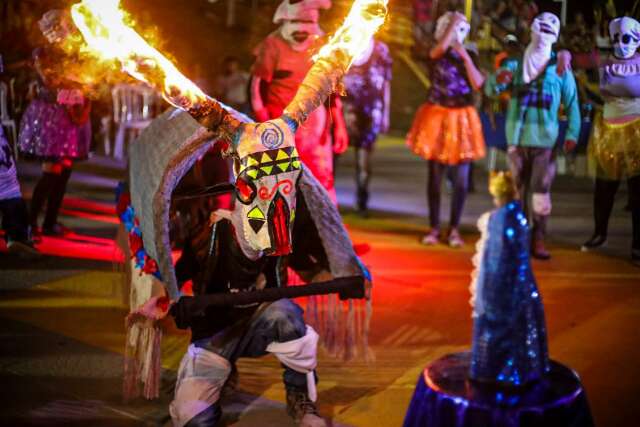 Na beira do rio, festa &eacute; &lsquo;milagre&rsquo; com chifres de fogo e santa paraguaia