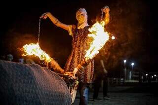 Na beira do rio, festa &eacute; &lsquo;milagre&rsquo; com chifres de fogo e santa paraguaia