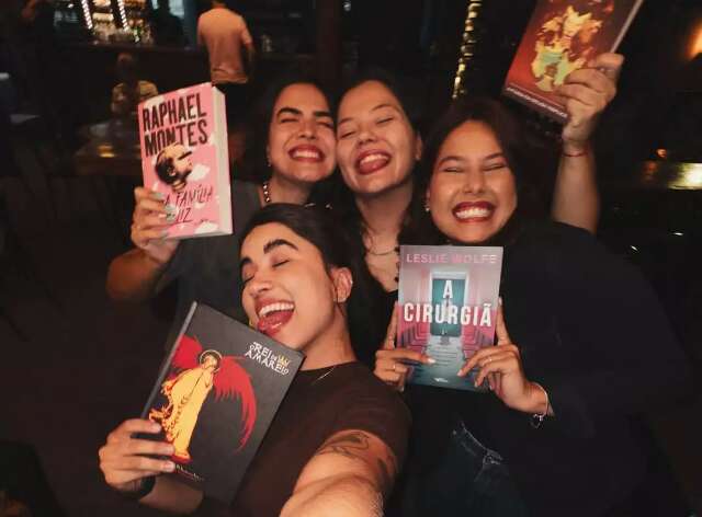 Ritual de Natal entre amigas &eacute; troca de livros e encontro marcante