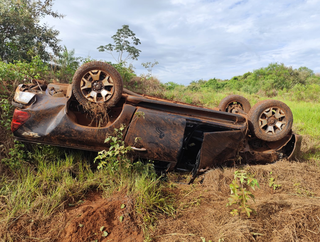 Caminhonete foi abandonada após capotagem às margens da rodovia (Foto: Tá na Mídia Naviraí)