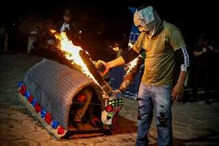 No início da festa, é necessário incendiar os chifres e molhar a &#39;fantasia&#39;. (Foto: Henrique Kawaminami)