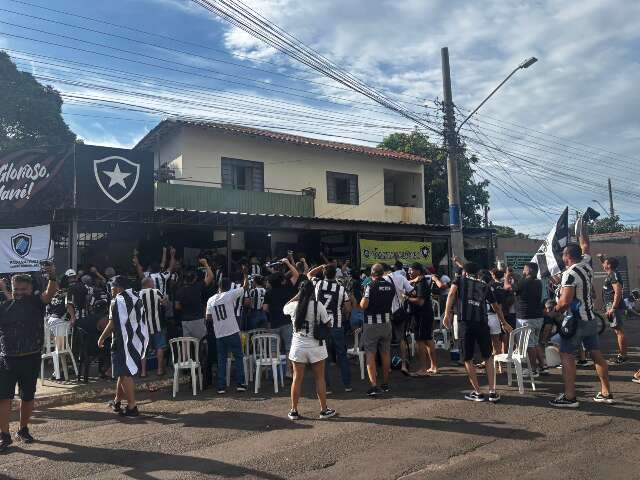 Botafoguenses comemoram enquanto palmeirenses desanimam ap&oacute;s 1&ordm; tempo