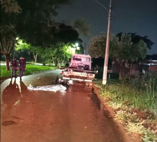  Motociclista de 29 anos morre ao bater na traseira de caminh&atilde;o estacionado