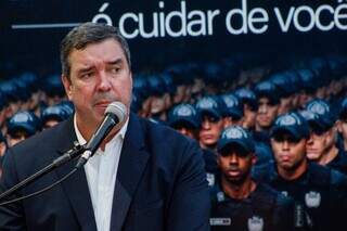 O governador de Mato Grosso do Sul, Eduardo Riedel (PSDB), durante solenidade da Polícia Militar. (Foto: Juliano Almeida)