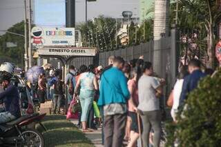 Fila para bazar da AACC/MS (Foto: Marcos Maluf)