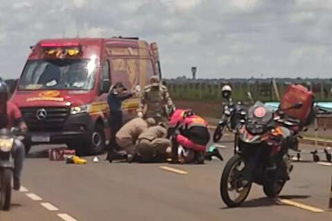 Motociclista é socorrido em estado grave após ter perna dilacerada por caminhão 